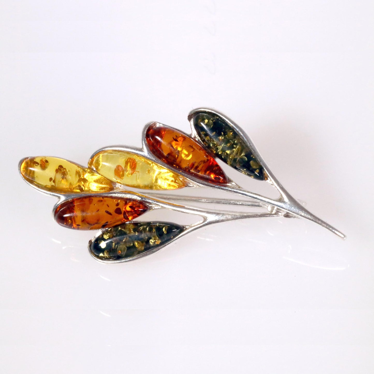 Silberbrosche mit buntem Bernstein