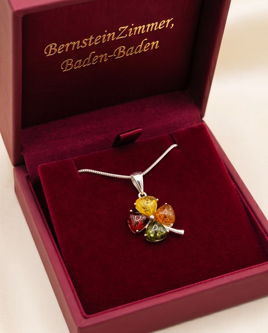 Silberanhänger im Kleeblattdesign mit buntem Bernstein