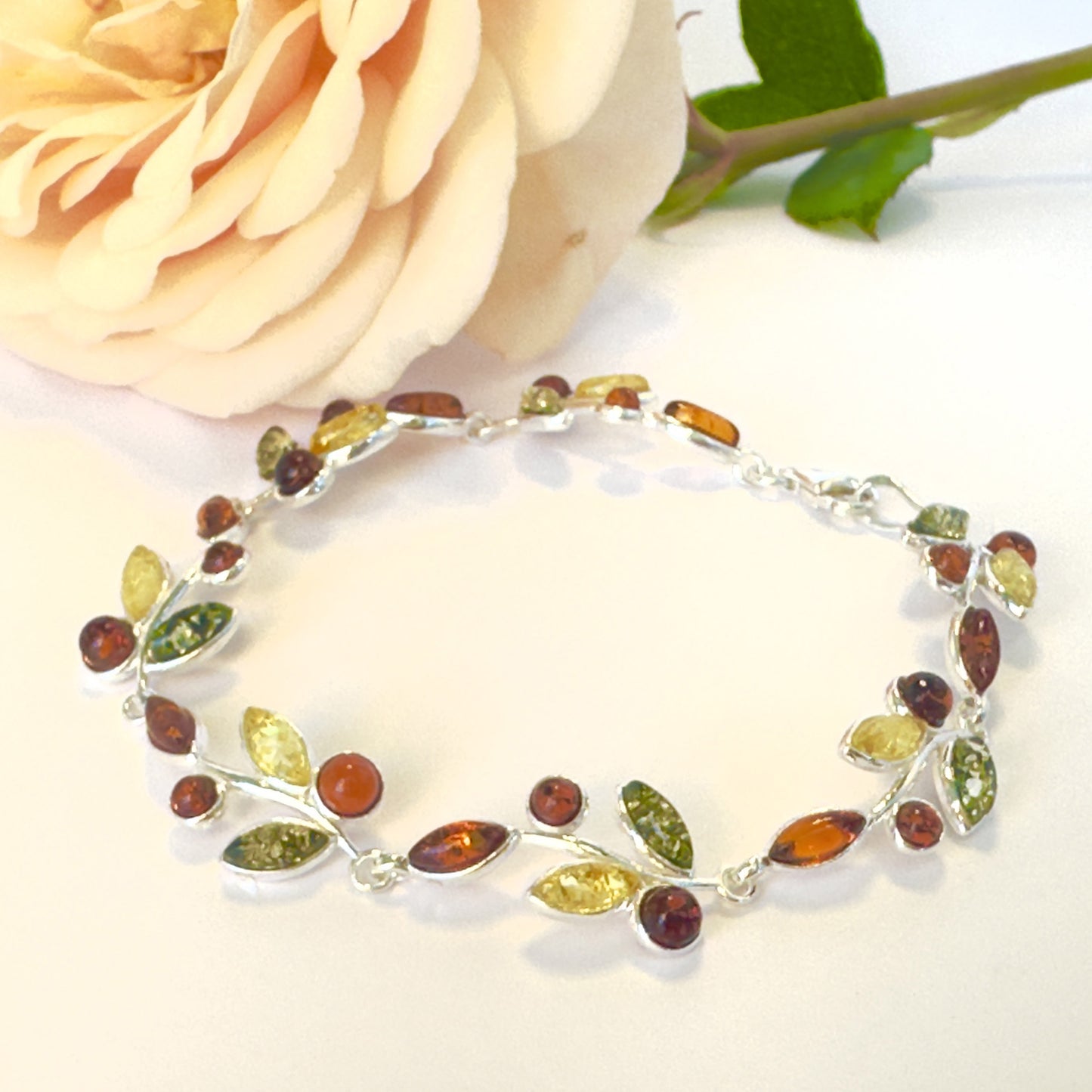 Silberarmband mit buntem Bernstein in Blätterform