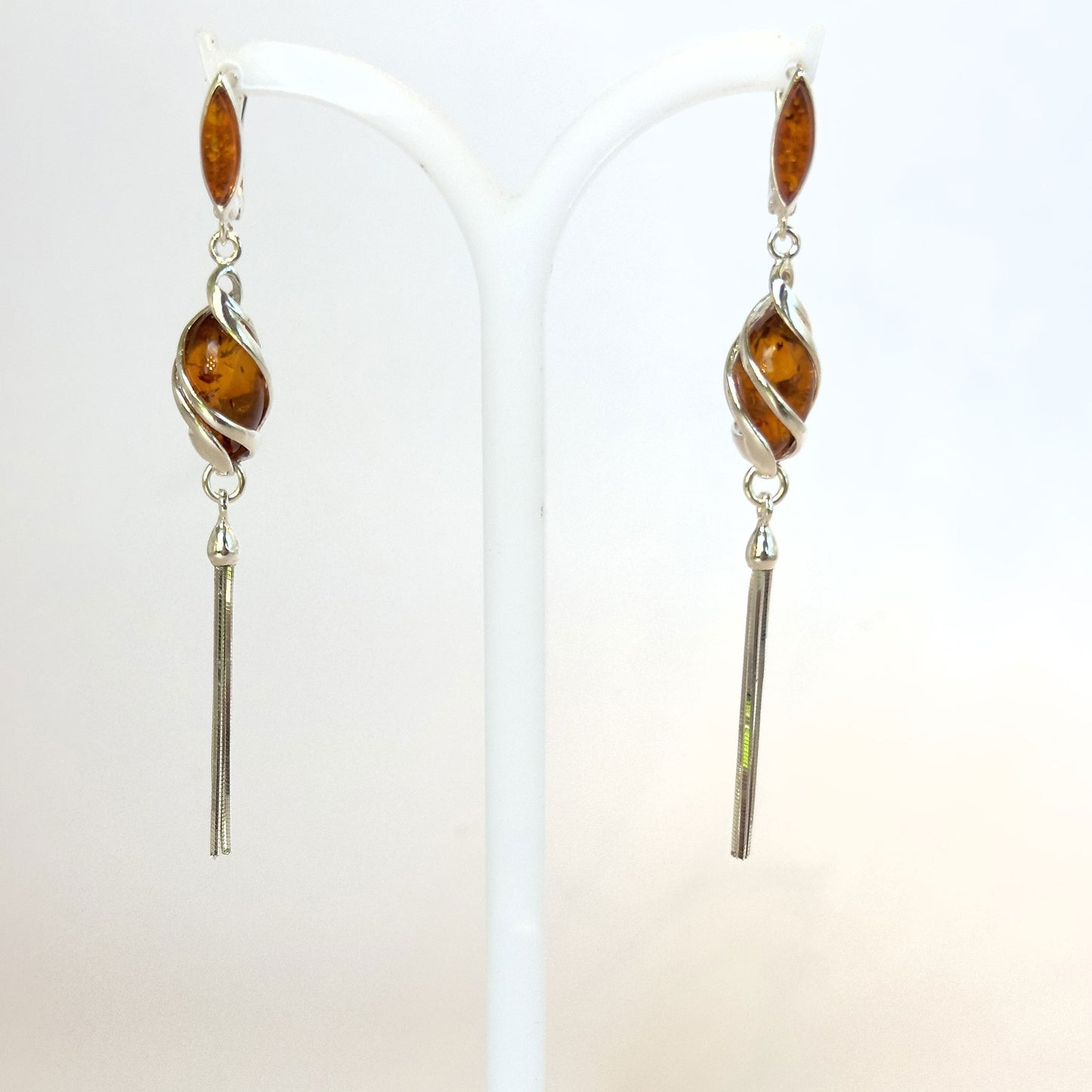 Spiralförmige Silberohrringe mit braunem Bernstein