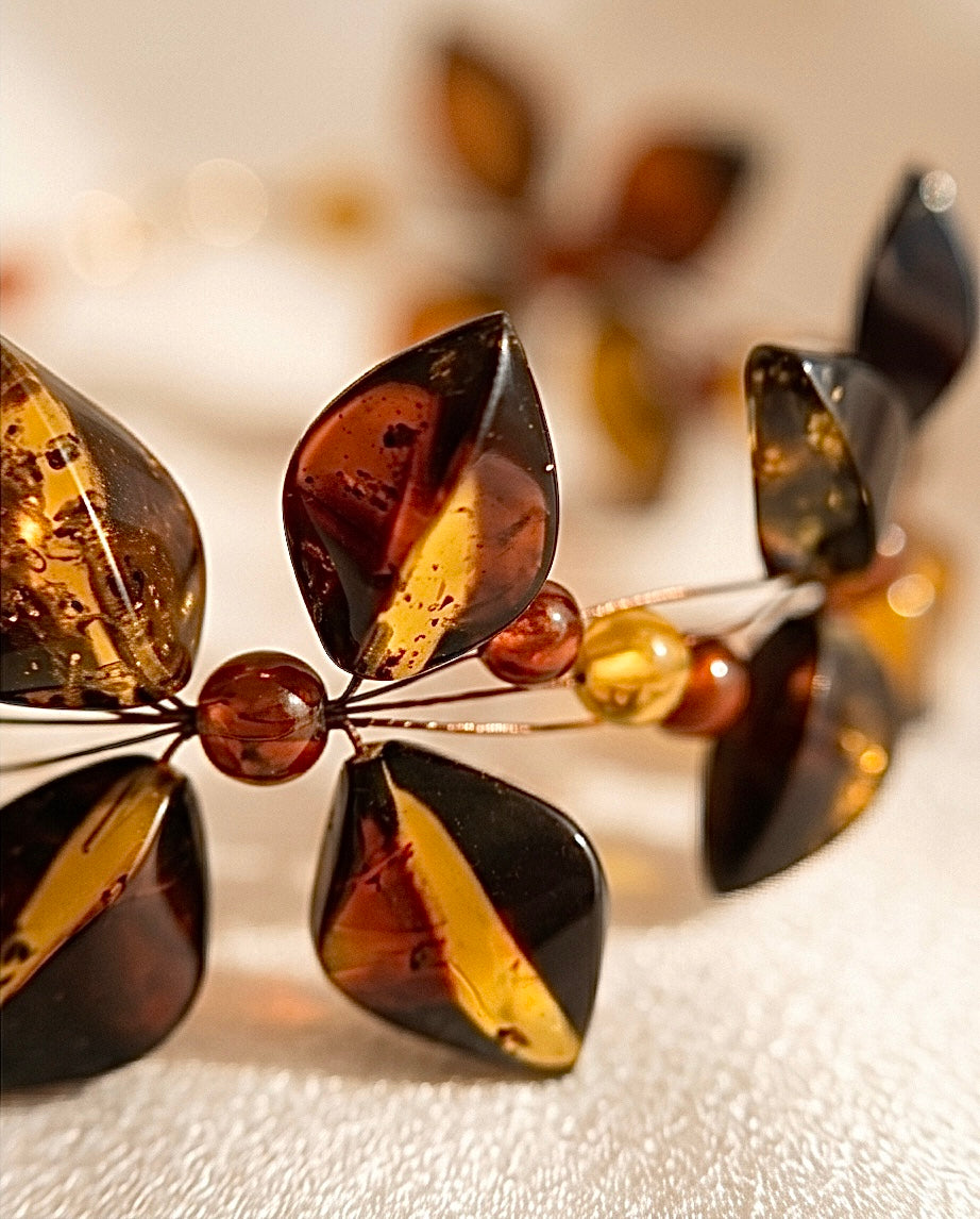 Romantisches Bernstein-Armband in edler Blüten- und Blätterform.