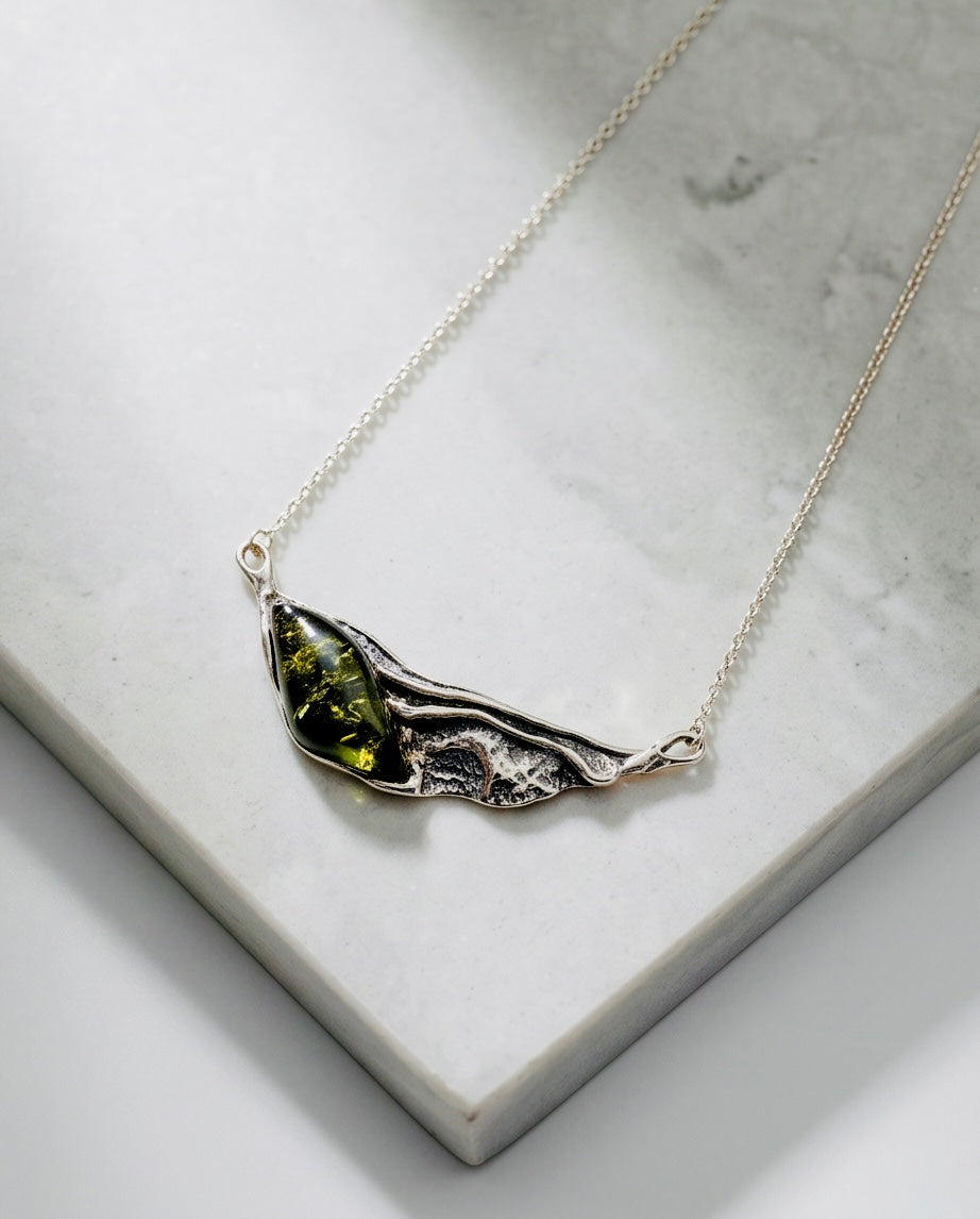 Silber-Collier „Smaragd der Vorzeit“ – Organisches Design mit mystischem grünem Bernstein