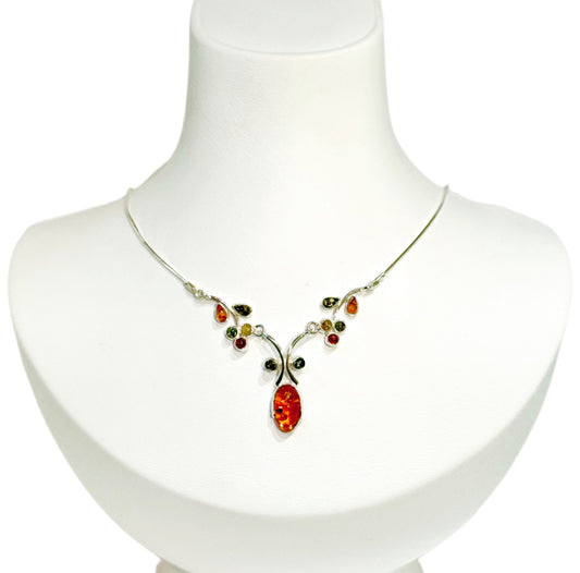 Ein bezauberndes Collier mit mehrfarbigen Bernsteinen.