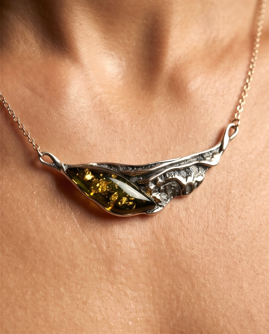 Silber-Collier „Smaragd der Vorzeit“ – Organisches Design mit mystischem grünem Bernstein