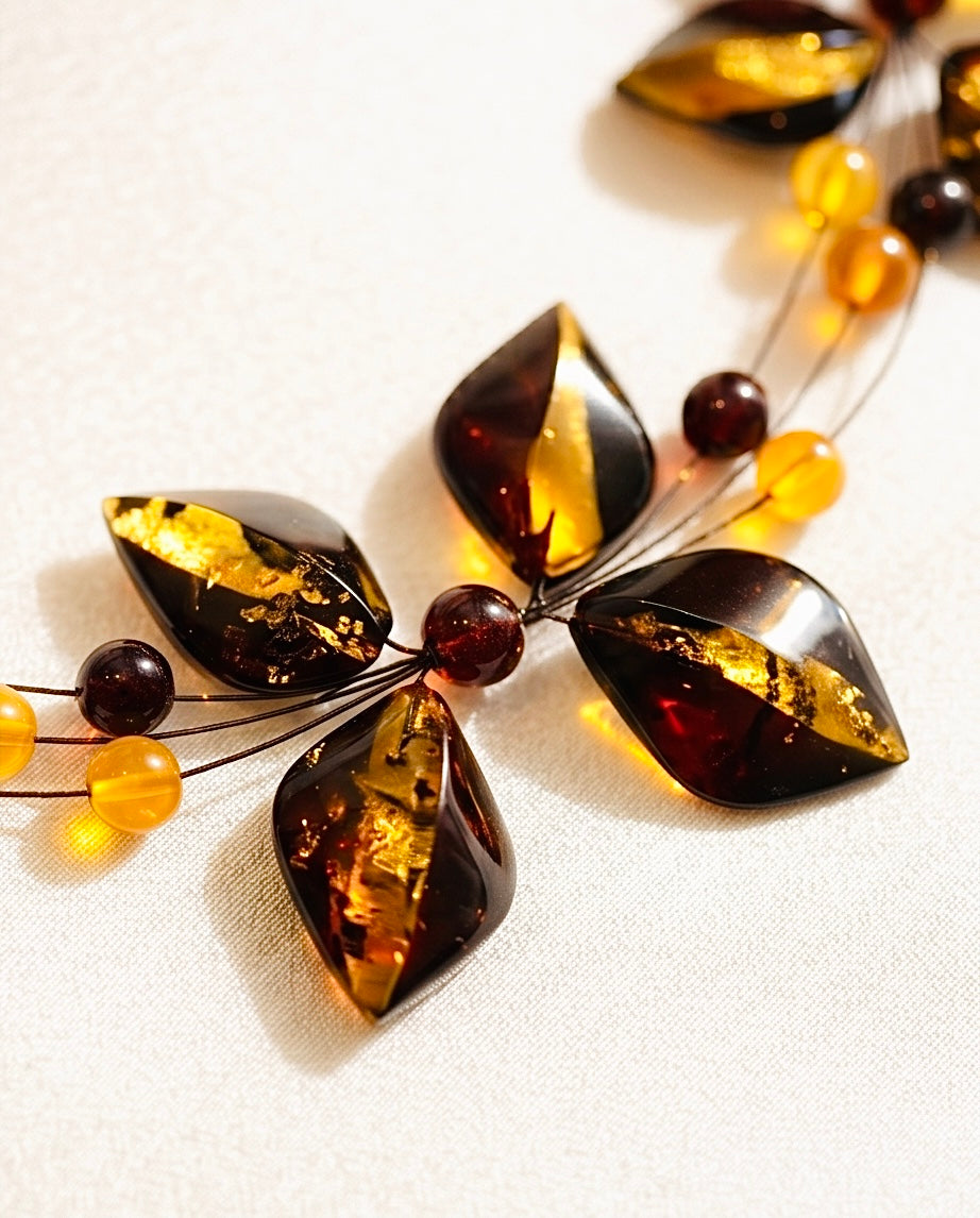 Romantisches Bernstein-Collier in edler Blüten- und Blätterform.
