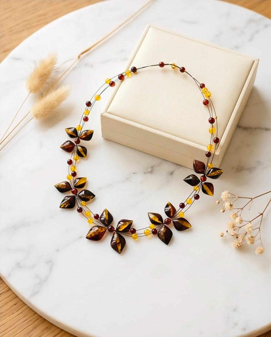 Romantisches Bernstein-Collier in edler Blüten- und Blätterform.