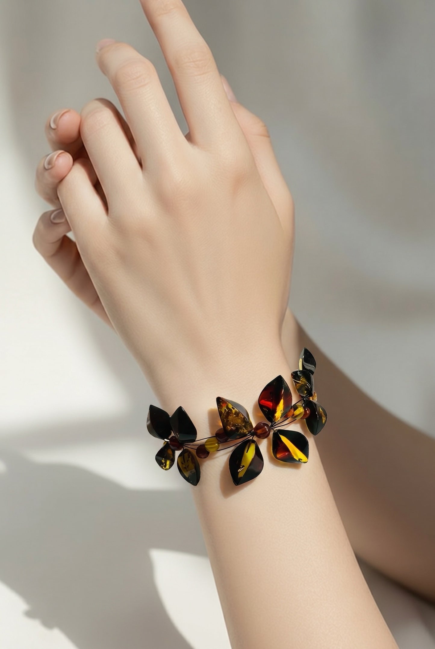 Romantisches Bernstein-Armband in edler Blüten- und Blätterform.