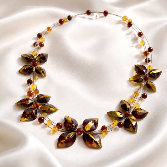 Romantisches Bernstein-Collier in edler Blüten- und Blätterform.