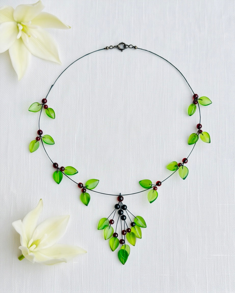 Collier „Grüne Blätter“ – Karibischer Bernstein in filigranem Blätterdesign