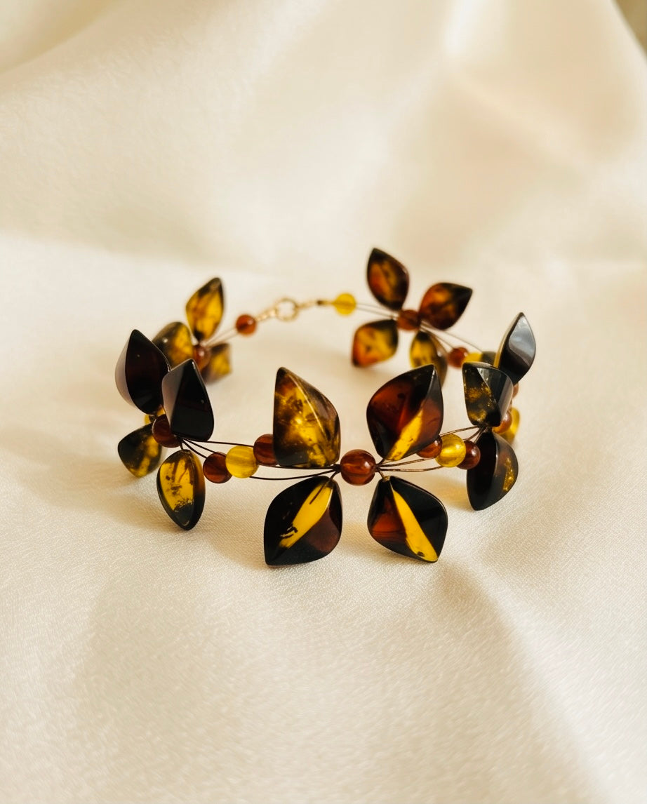 Romantisches Bernstein-Armband in edler Blüten- und Blätterform.