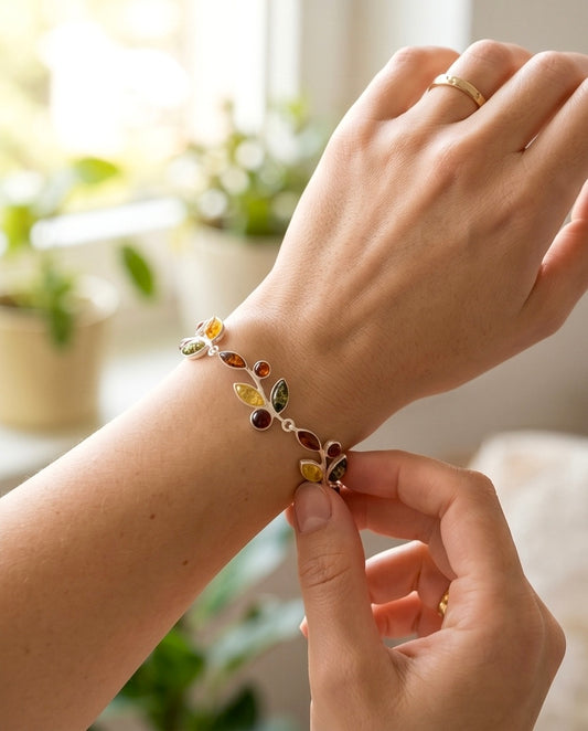 Armband „Blätterzauber“ mit bunten Bernsteinen.