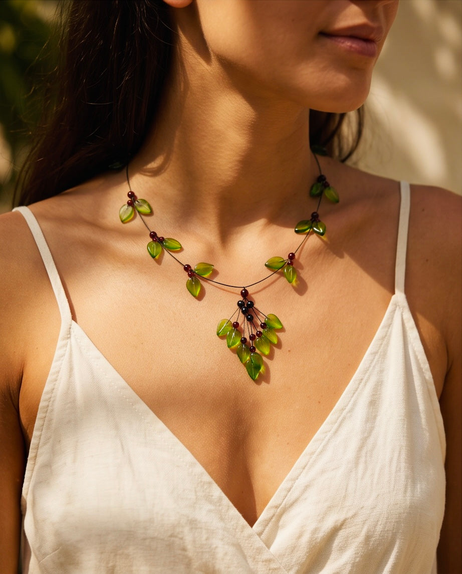 Collier „Grüne Blätter“ – Karibischer Bernstein in filigranem Blätterdesign