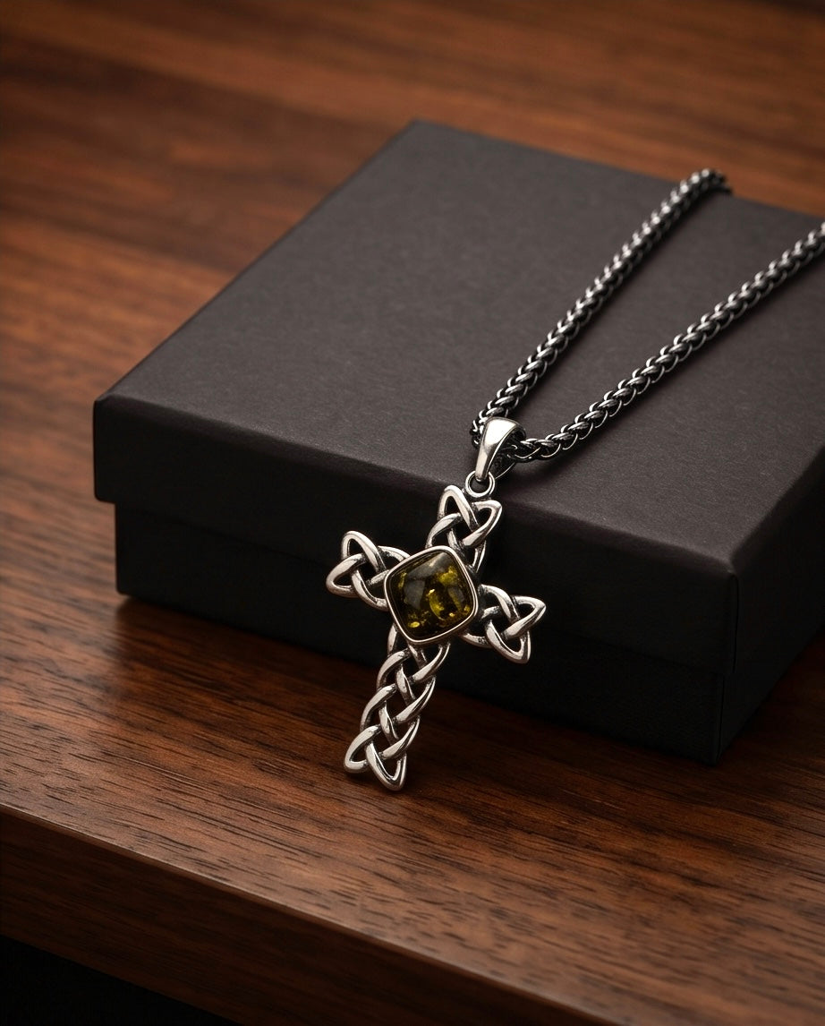 Keltisches Kreuz aus 925er Sterling Silber mit grünem Bernstein