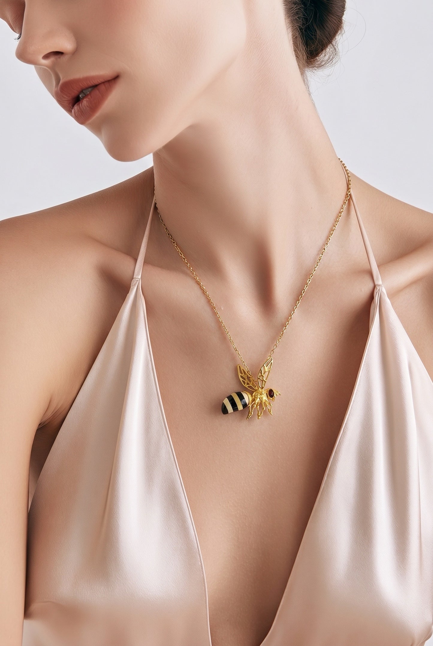 Edler Naturschatz – Das „fleißige Bienchen“ aus Bernstein & Gold